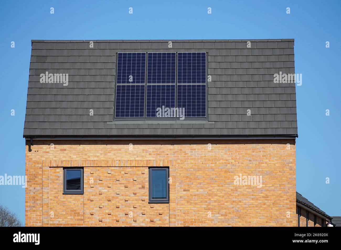 Modernes Haus mit Sonnenkollektoren auf dem Dach in London UK Stockfoto