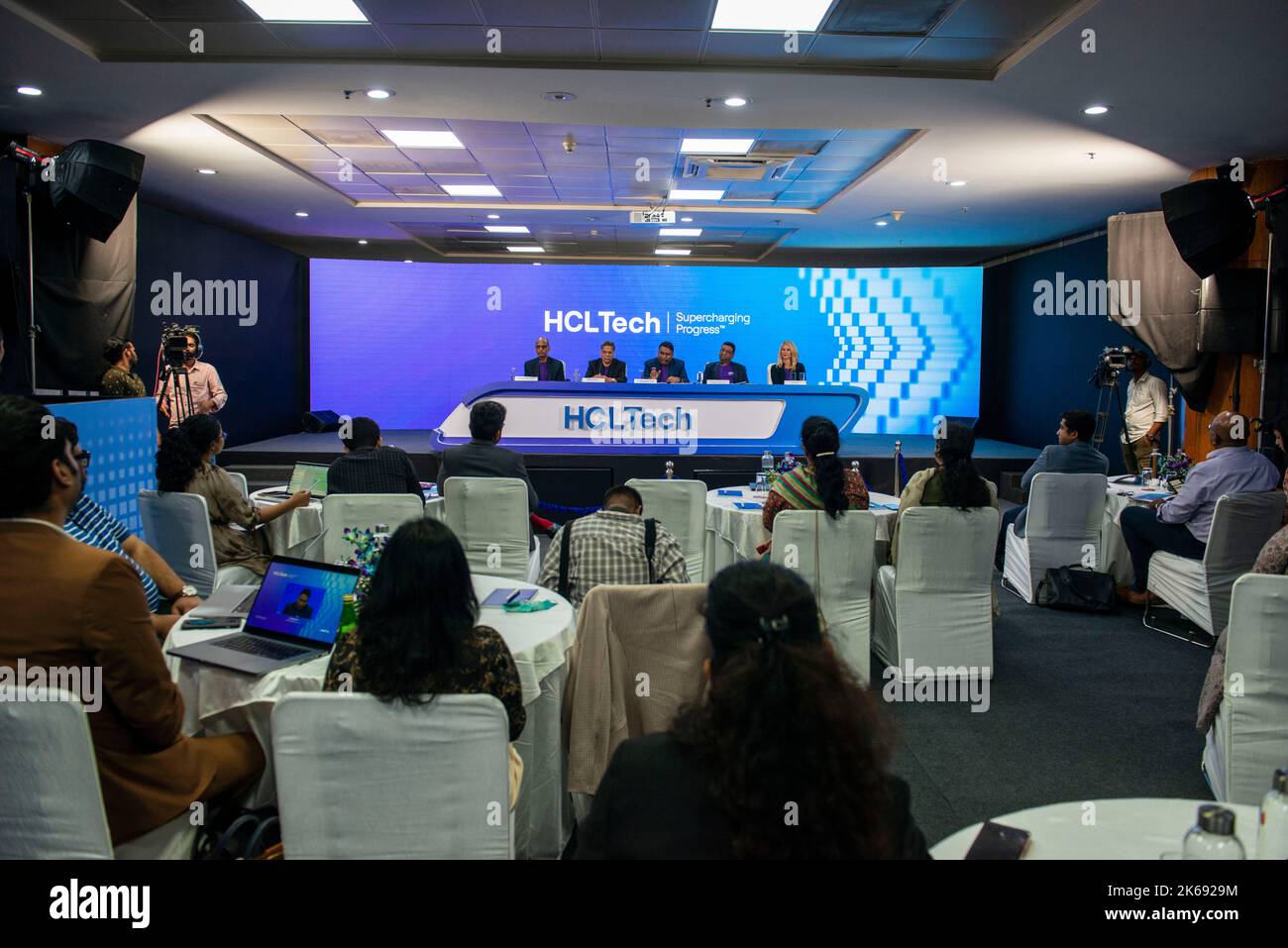 (L bis R) Ramachandran Sundararajan, Chief People Officer, HCLTech, Rahul Singh, Chief Operatives Officer, HCLTech, C. Vijayakumar, Chief Executive Officer & Managing Director, HCLTech, Prateek Aggarwal, Chief Financial Officer, HCLTech und Jill Kouri, Chief Marketing Officer, HCLTech, während einer Pressekonferenz zur Besprechung der Ergebnisse von 2023 HCLTech für das Geschäftsjahr Q2 in Noida. HCLTech ist ein indisches multinationales IT-Dienstleistungs- und Beratungsunternehmen.(Q2: Quartal 2 des Geschäftsjahres) (Foto: Pradeep Gaur/SOPA Images/Sipa USA) Stockfoto