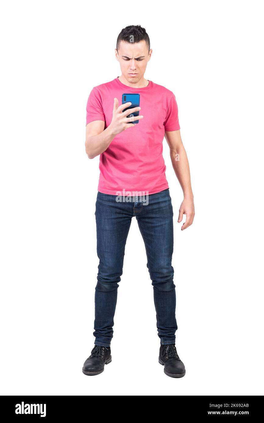 Besorgt männlichen Lesung schlechte Nachrichten auf dem Smartphone Stockfoto
