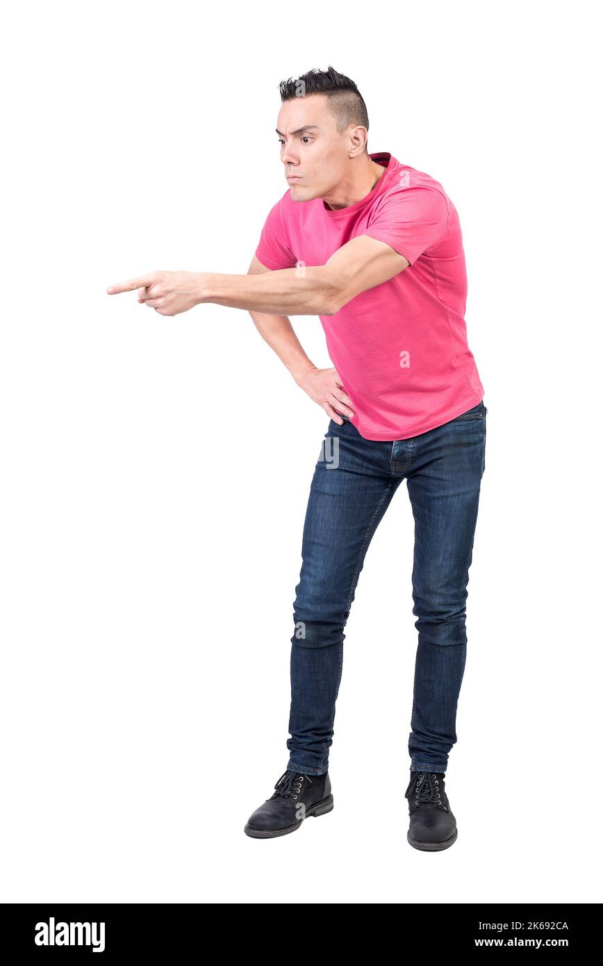 Unzufriedener Mann schimpft für schlechte Tat. Weißer Hintergrund Stockfoto