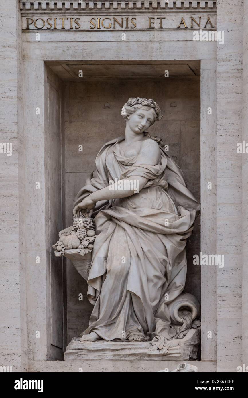 ROM, ITALIEN - 02. DEZEMBER 2019: Statuen am Trevi-Brunnen (Fontana di Trevi) in Rom, Italien Stockfoto