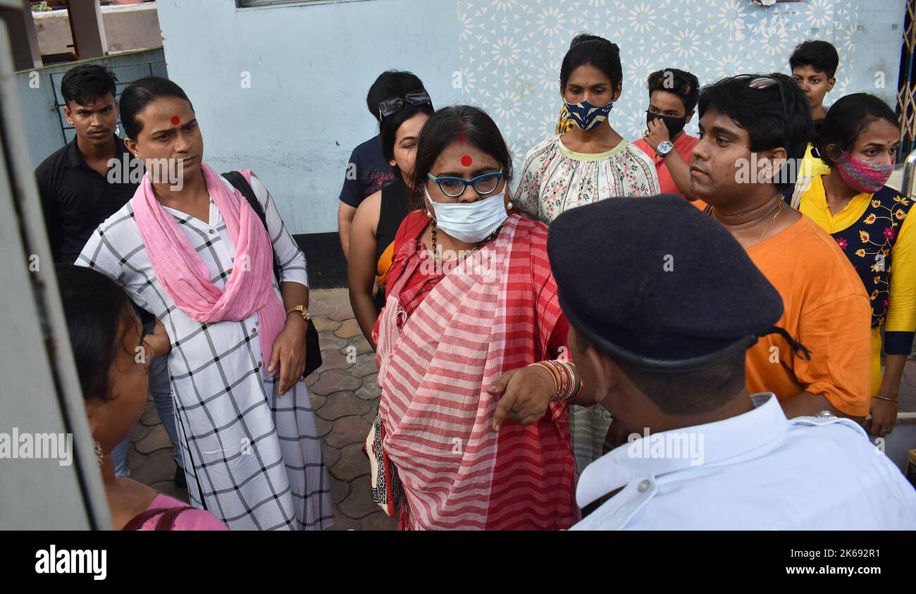 Kalkutta, Westbengalen, Indien. 12. Oktober 2022. Transgender-Aktivisten protestieren gegen die Entscheidung der westbengalen Regierung, Durga Puja keine finanzielle Hilfe zu leisten. (Bild: © Sayantan Chakraborty/Pacific Press via ZUMA Press Wire) Stockfoto