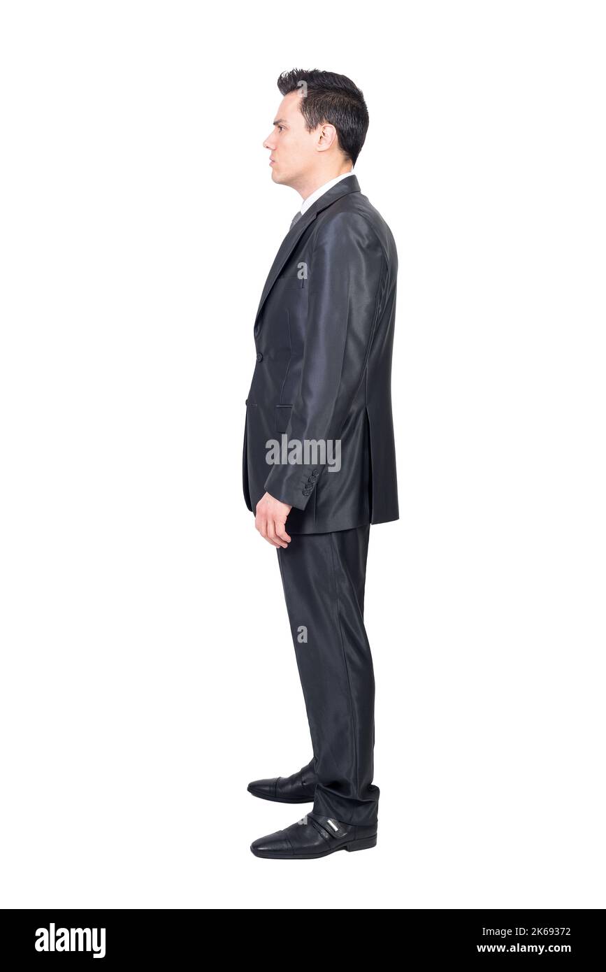 Ernsthafter männlicher Manager im Anzug, der im weißen Studio steht Stockfoto