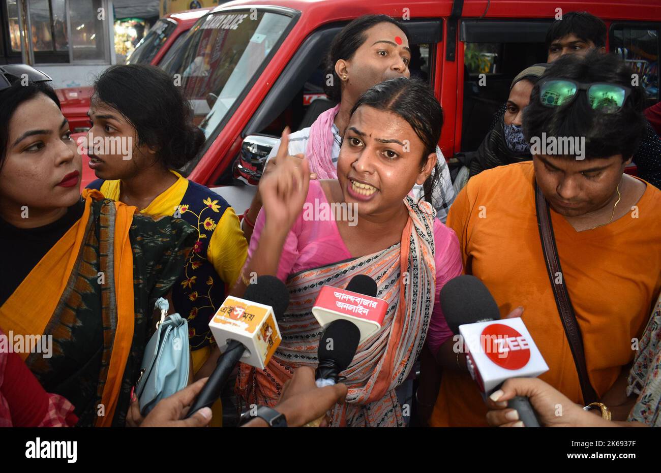 Kalkutta, Westbengalen, Indien. 12. Oktober 2022. Transgender-Aktivisten protestieren gegen die Entscheidung der westbengalen Regierung, Durga Puja keine finanzielle Hilfe zu leisten. (Bild: © Sayantan Chakraborty/Pacific Press via ZUMA Press Wire) Stockfoto