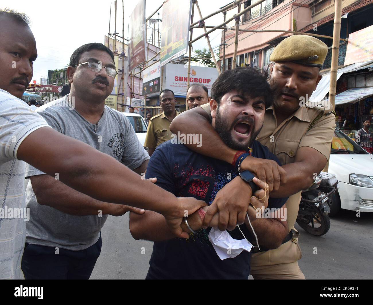 Kalkutta, Westbengalen, Indien. 12. Oktober 2022. Transgender-Aktivisten protestieren gegen die Entscheidung der westbengalen Regierung, Durga Puja keine finanzielle Hilfe zu leisten. (Bild: © Sayantan Chakraborty/Pacific Press via ZUMA Press Wire) Stockfoto