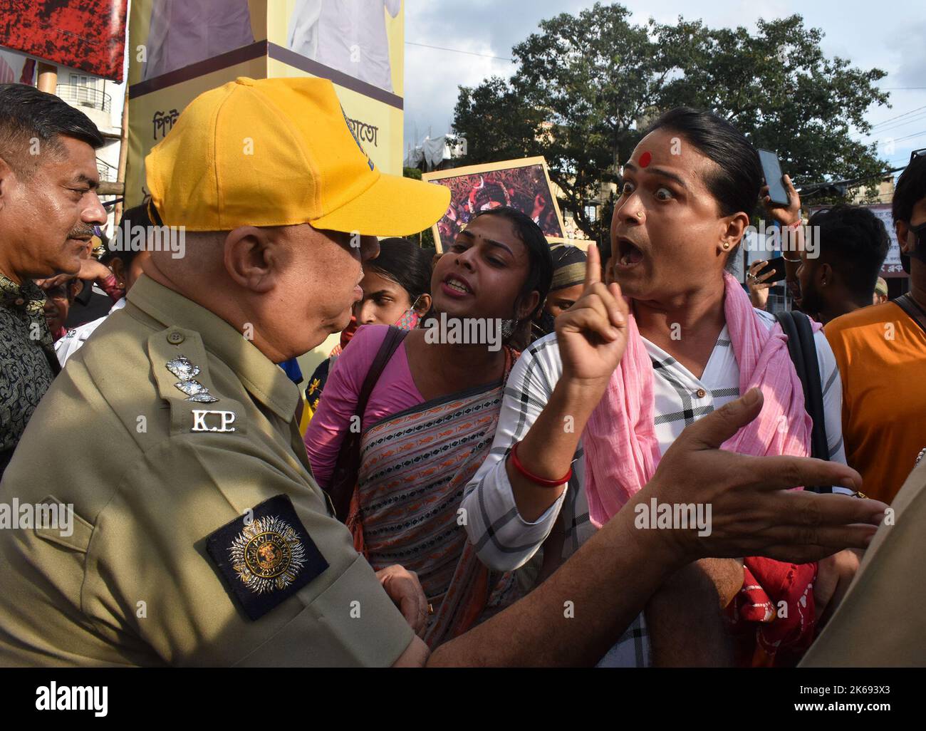 Kalkutta, Westbengalen, Indien. 12. Oktober 2022. Transgender-Aktivisten protestieren gegen die Entscheidung der westbengalen Regierung, Durga Puja keine finanzielle Hilfe zu leisten. (Bild: © Sayantan Chakraborty/Pacific Press via ZUMA Press Wire) Stockfoto