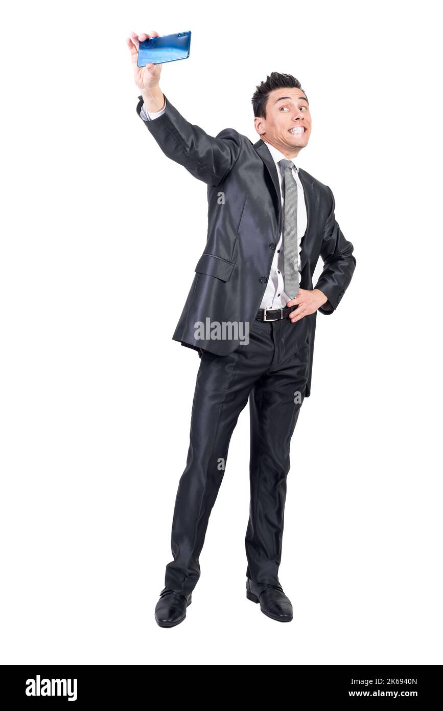 Lustiger Geschäftsmann im Anzug, der Selfie macht. Weißer Hintergrund. Stockfoto