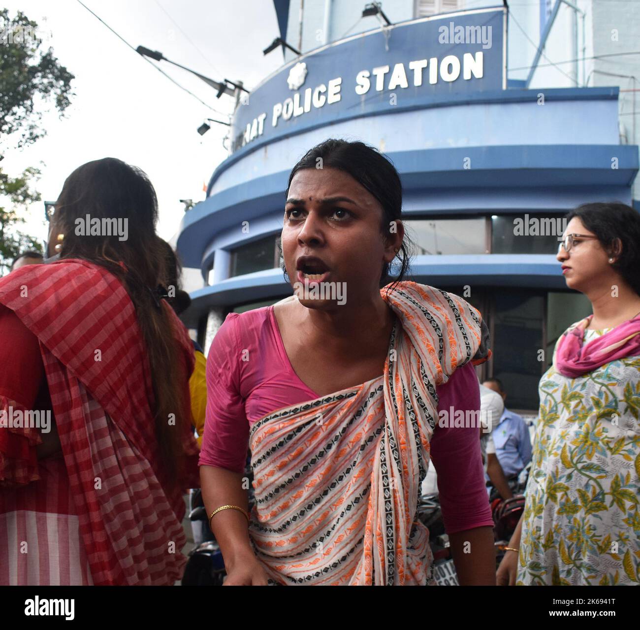 Kalkutta, Westbengalen, Indien. 12. Oktober 2022. Transgender-Aktivisten protestieren gegen die Entscheidung der westbengalen Regierung, Durga Puja keine finanzielle Hilfe zu leisten. (Bild: © Sayantan Chakraborty/Pacific Press via ZUMA Press Wire) Stockfoto