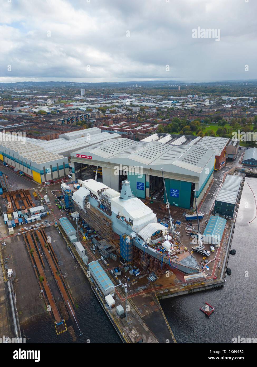 Luftaufnahme des U-Boot-Kriegsschiffs HMS Glasgow Typ 26, das auf der BAE Systems Werft in Govan, Glasgow, Schottland gebaut wird Stockfoto