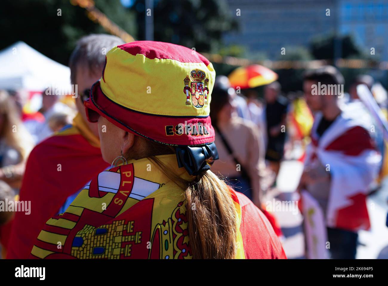 Barcelona, Spanien. 12. Oktober 2022. Während der Parade zum Hispanic Day ist ein rot-gelber Hut auf „Spanien“ zu sehen. Der Hispanic Day, auf Spanisch bekannt als Dia de España, feiert den Jahrestag des Datums, an dem Christoph Kolumbus in Amerika ankam, wurde aber vor kurzem wegen seiner Feier der Kolonisierung auf den Prüfstand gestellt. (Foto von Davide Bonaldo/SOPA Images/Sipa USA) Quelle: SIPA USA/Alamy Live News Stockfoto