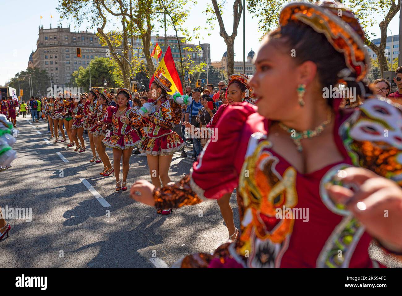 Barcelona, Spanien. 12. Oktober 2022. Frauen in traditionellen Kostümen werden während der Parade zum Hispanic Day tanzen sehen. Der Hispanic Day, auf Spanisch bekannt als Dia de España, feiert den Jahrestag des Datums, an dem Christoph Kolumbus in Amerika ankam, wurde aber vor kurzem wegen seiner Feier der Kolonisierung auf den Prüfstand gestellt. (Foto von Davide Bonaldo/SOPA Images/Sipa USA) Quelle: SIPA USA/Alamy Live News Stockfoto
