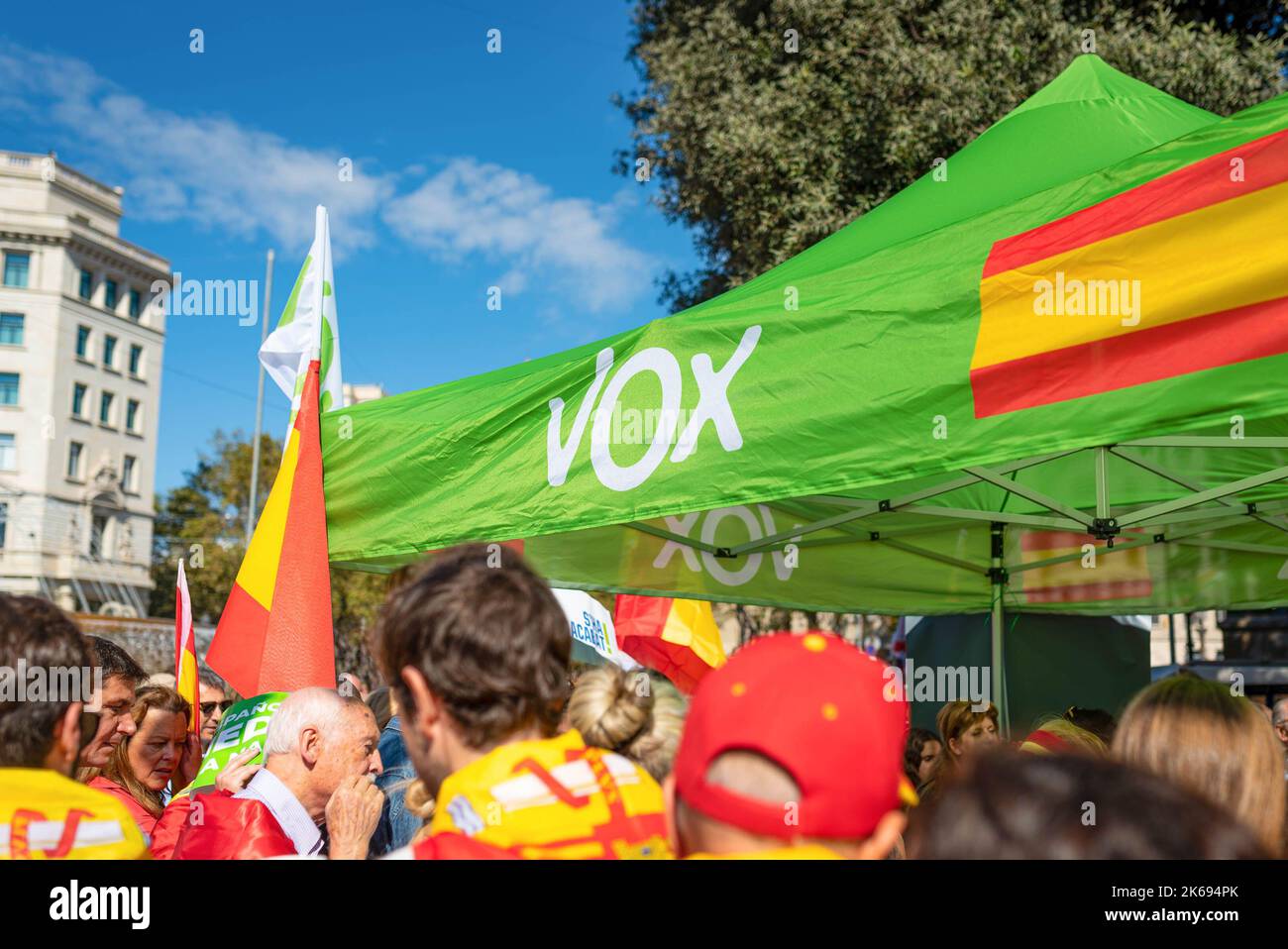 Barcelona, Spanien. 12. Oktober 2022. Das Logo der rechtsextremen politischen Partei Vox ist auf einem grünen Zelt während der Parade zum Hispanic Day zu sehen. Der Hispanic Day, auf Spanisch bekannt als Dia de España, feiert den Jahrestag des Datums, an dem Christoph Kolumbus in Amerika ankam, wurde aber vor kurzem wegen seiner Feier der Kolonisierung auf den Prüfstand gestellt. (Foto von Davide Bonaldo/SOPA Images/Sipa USA) Quelle: SIPA USA/Alamy Live News Stockfoto
