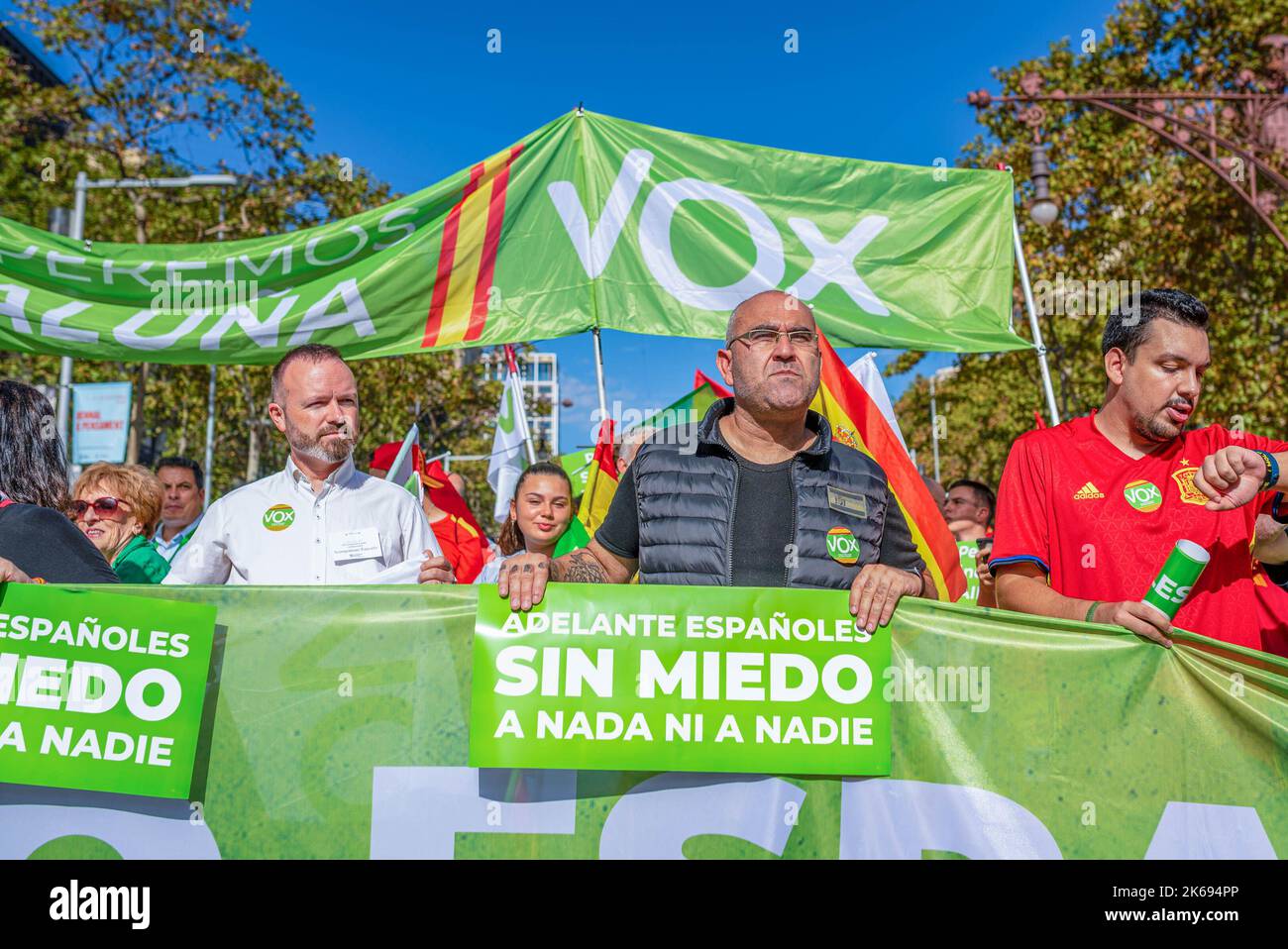 Barcelona, Spanien. 12. Oktober 2022. Ein Anhänger der rechtsextremen politischen Partei Vox wird während der Parade zum Hispanic Day mit einem Plakat mit der Aufschrift „ohne Angst Spanisch gehen“ gesehen. Der Hispanic Day, auf Spanisch bekannt als Dia de España, feiert den Jahrestag des Datums, an dem Christoph Kolumbus in Amerika ankam, wurde aber vor kurzem wegen seiner Feier der Kolonisierung auf den Prüfstand gestellt. (Foto von Davide Bonaldo/SOPA Images/Sipa USA) Quelle: SIPA USA/Alamy Live News Stockfoto