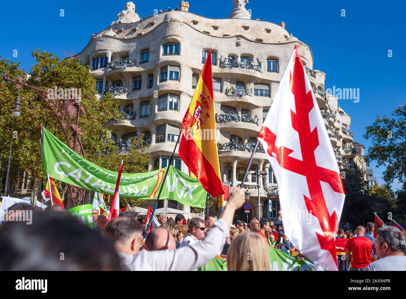 Barcelona, Spanien. 12. Oktober 2022. Anhänger der rechtsextremen politischen Partei Vox werden während der Parade zum Hispanic Day mit einem Transparent mit der Aufschrift „ohne Angst Spanisch gehen“ gesehen. Der Hispanic Day, auf Spanisch bekannt als Dia de España, feiert den Jahrestag des Datums, an dem Christoph Kolumbus in Amerika ankam, wurde aber vor kurzem wegen seiner Feier der Kolonisierung auf den Prüfstand gestellt. (Foto von Davide Bonaldo/SOPA Images/Sipa USA) Quelle: SIPA USA/Alamy Live News Stockfoto