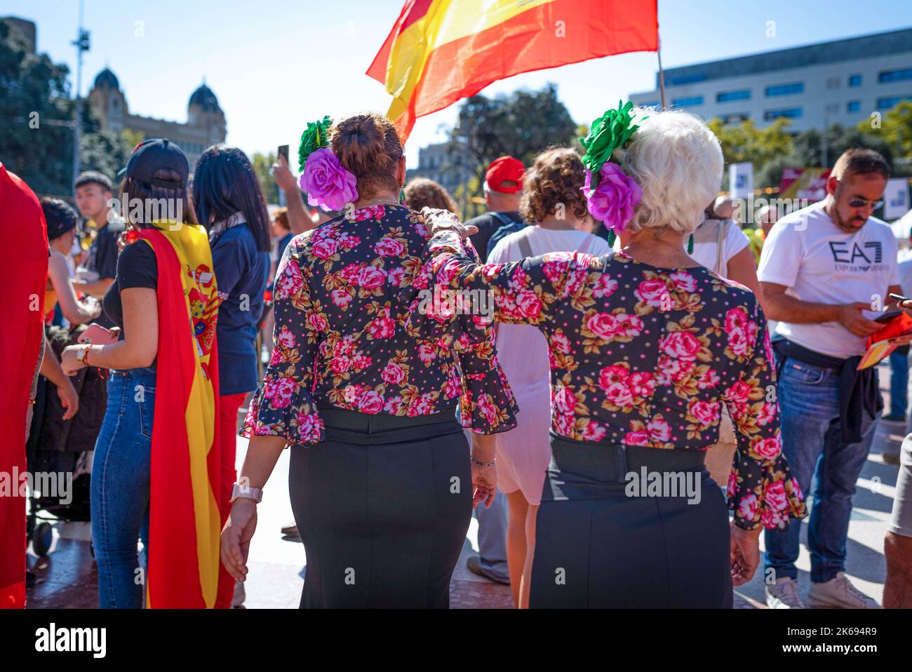 Barcelona, Spanien. 12. Oktober 2022. Ein paar Frauen in traditionellen spanischen Kleidern gehen in der Menge während der Parade zum Hispanic Day. Der Hispanic Day, auf Spanisch bekannt als Dia de España, feiert den Jahrestag des Datums, an dem Christoph Kolumbus in Amerika ankam, wurde aber vor kurzem wegen seiner Feier der Kolonisierung auf den Prüfstand gestellt. (Foto von Davide Bonaldo/SOPA Images/Sipa USA) Quelle: SIPA USA/Alamy Live News Stockfoto
