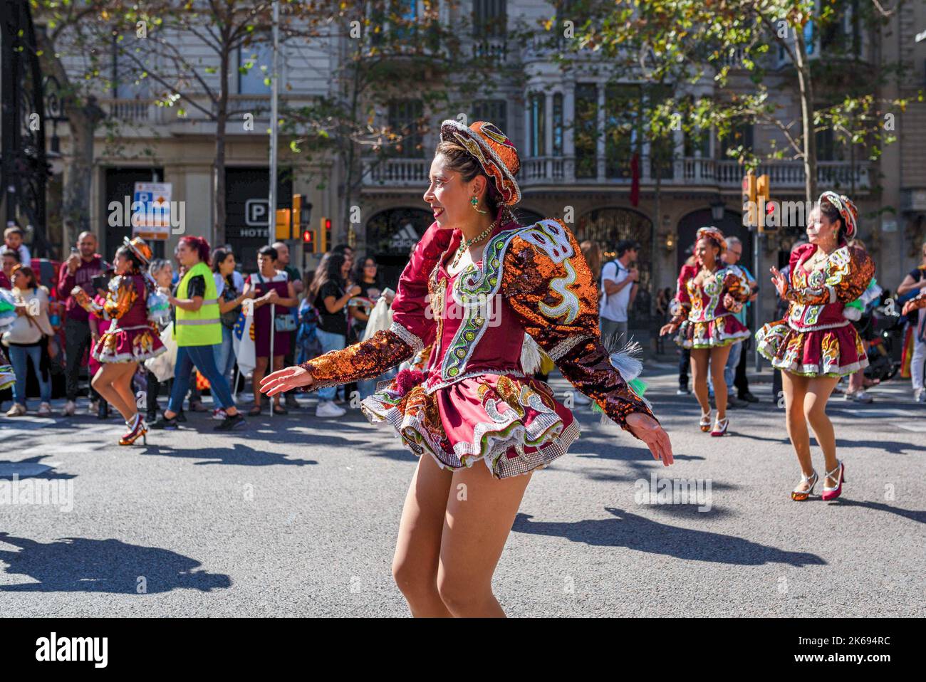 Barcelona, Spanien. 12. Oktober 2022. Eine Frau in traditioneller Tracht wird während der Parade zum Hispanic Day tanzen sehen. Der Hispanic Day, auf Spanisch bekannt als Dia de España, feiert den Jahrestag des Datums, an dem Christoph Kolumbus in Amerika ankam, wurde aber vor kurzem wegen seiner Feier der Kolonisierung auf den Prüfstand gestellt. (Foto von Davide Bonaldo/SOPA Images/Sipa USA) Quelle: SIPA USA/Alamy Live News Stockfoto
