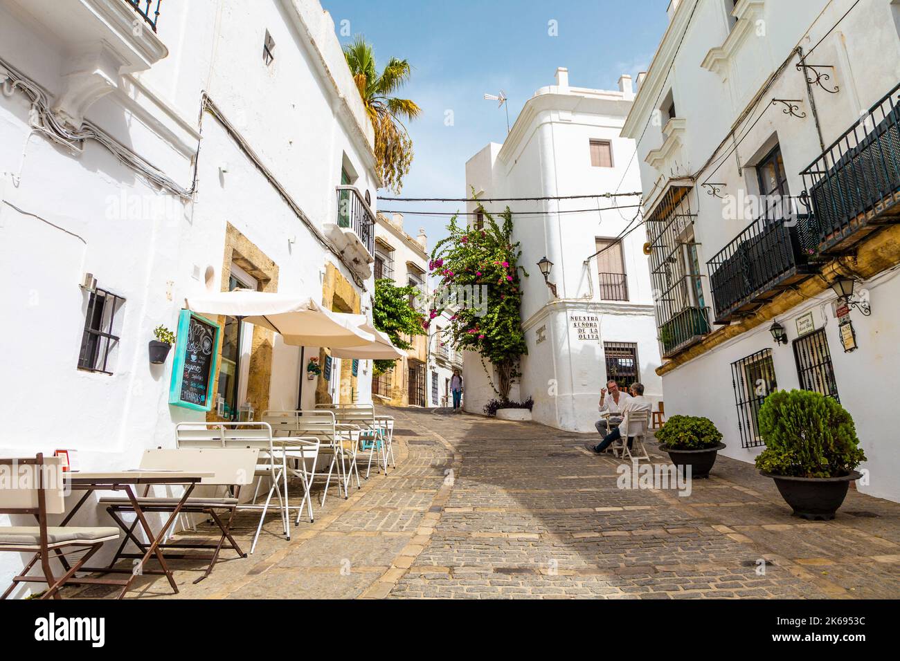 Straße mit weiß getünchten Häusern und Restaurants, Vejer de la Frontera, Andalusien, Spanien Stockfoto