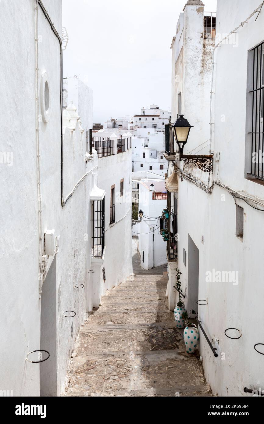 Schmale Gasse mit weiß getünchten Häusern, Vejer de la Frontera, Andalusien, Spanien Stockfoto