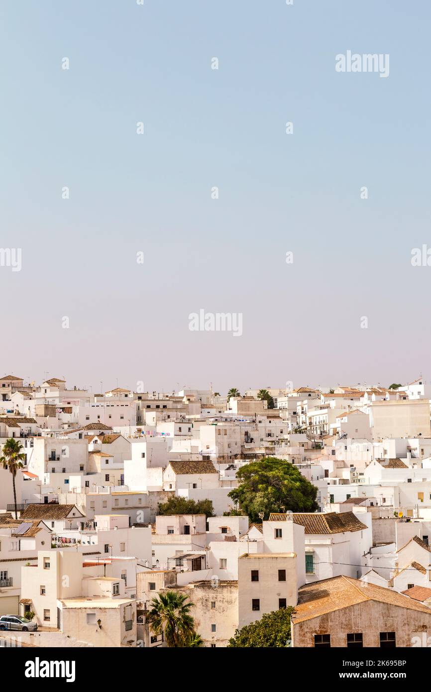 Blick auf weiß getünchte Häuser auf einem Hügel, Vejer de la Frontera, Andalusien, Spanien Stockfoto