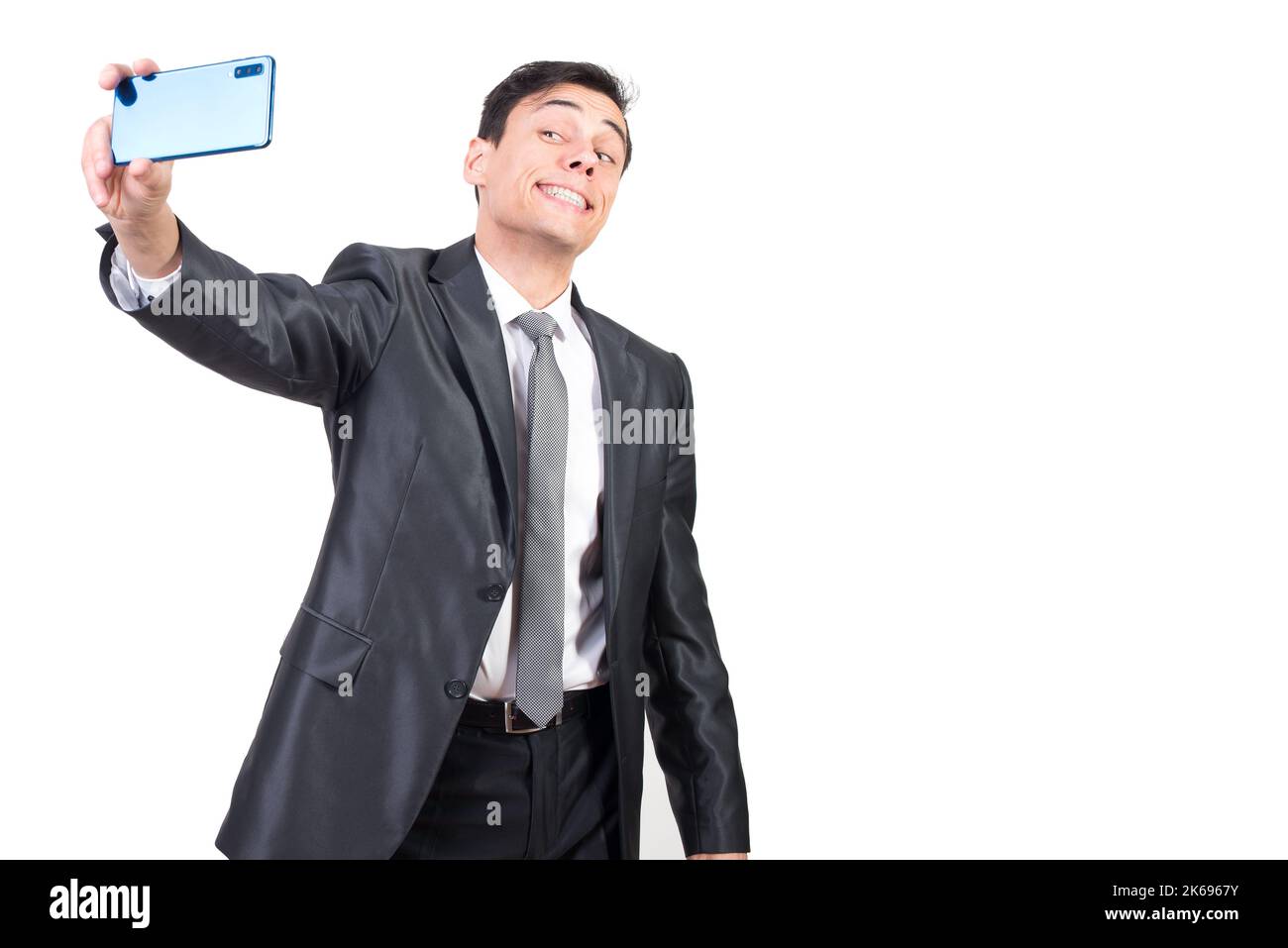 Lächelnder Mann im Anzug, der Selfie auf dem Smartphone gemacht hat Stockfoto