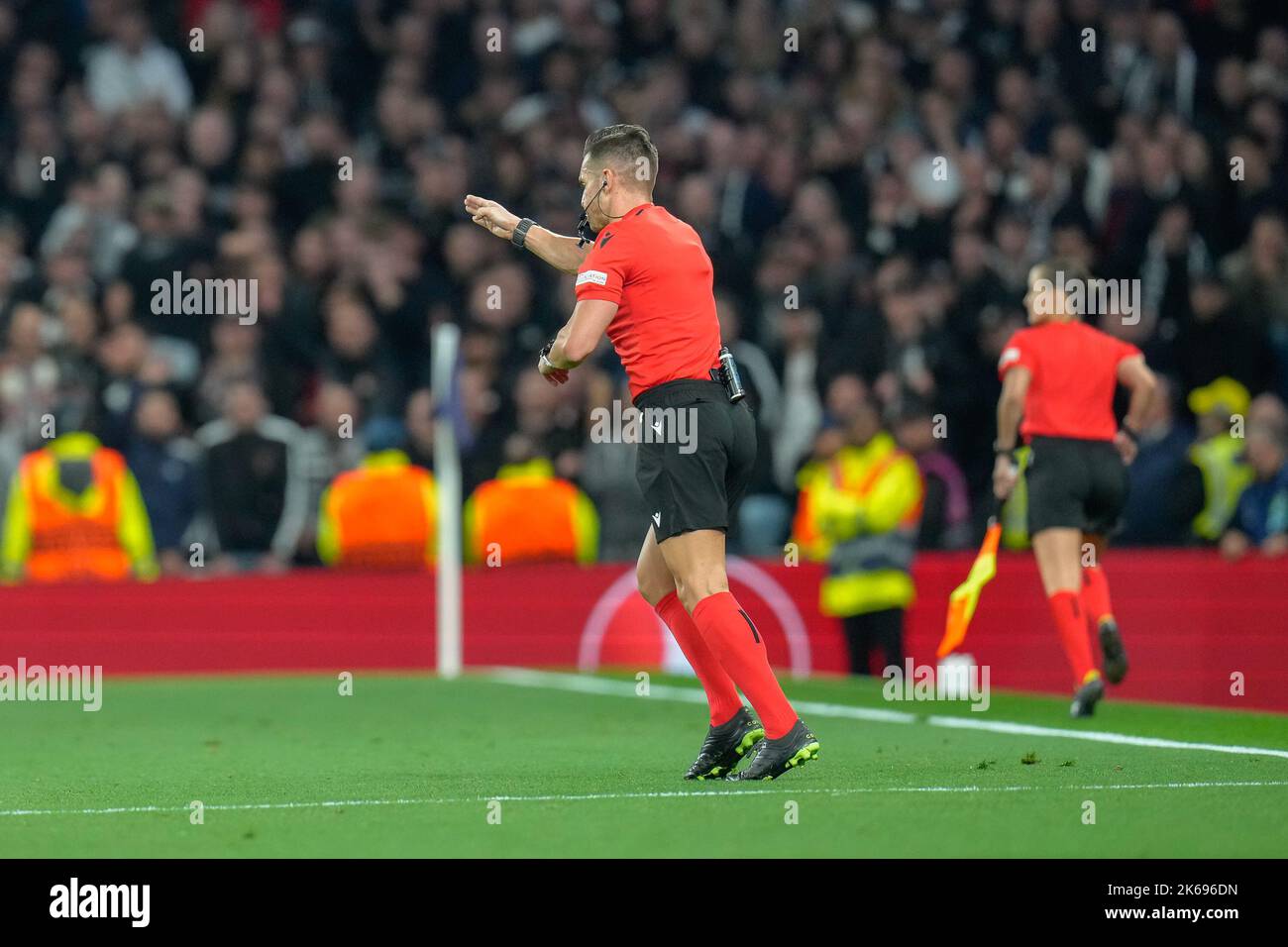 White Hart Lane, Großbritannien. 12. Oktober 2022. Schiedsrichter Del Cerro Grande (ESP) vergibt Tottenham Hotspur eine Strafe, nachdem er den VAR-Monitor während des UEFA Champions League-Spiels zwischen Tottenham Hotspur und Eintracht Frankfurt am 12. Oktober 2022 im Tottenham Hotspur Stadium, White Hart Lane, England, überprüft hat. Foto von David Horn. Quelle: Prime Media Images/Alamy Live News Stockfoto