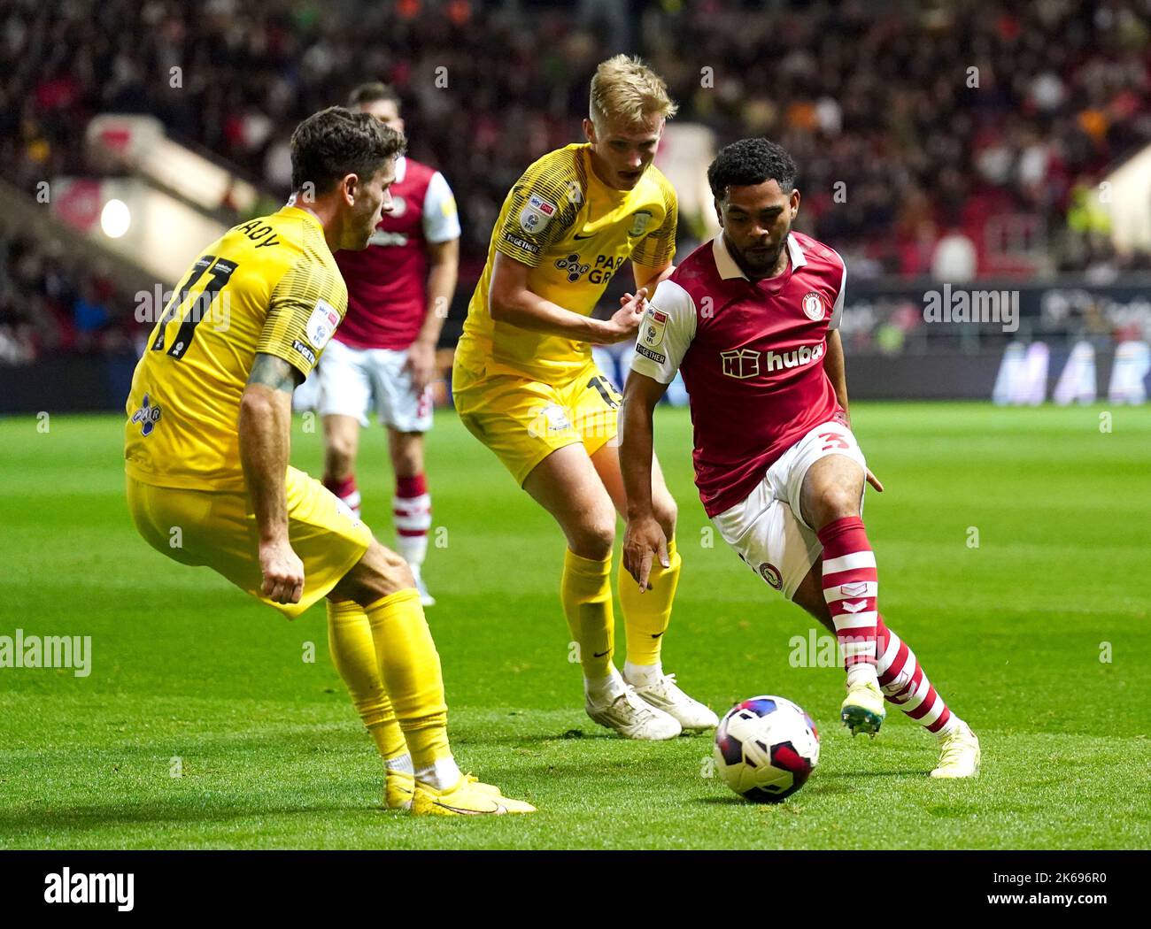 Jay Dasilva (links) von Bristol City und Robbie Brady von Preston North End kämpfen während des Sky Bet Championship-Spiels am Ashton Gate in Bristol um den Ball. Bilddatum: Mittwoch, 12. Oktober 2022. Stockfoto