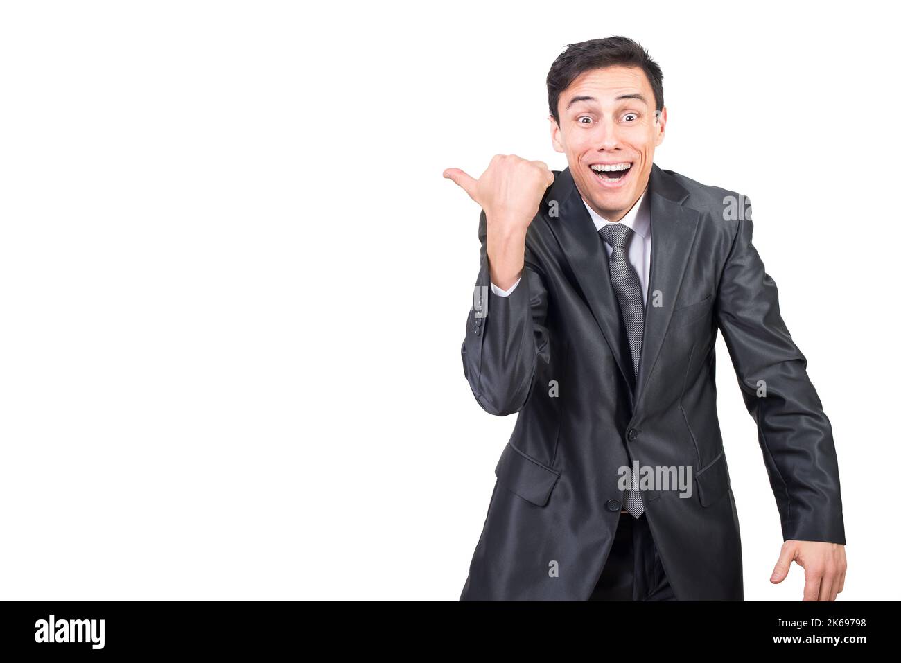 Fröhlicher Geschäftsmann zeigt zur Seite und lächelt fröhlich Stockfoto