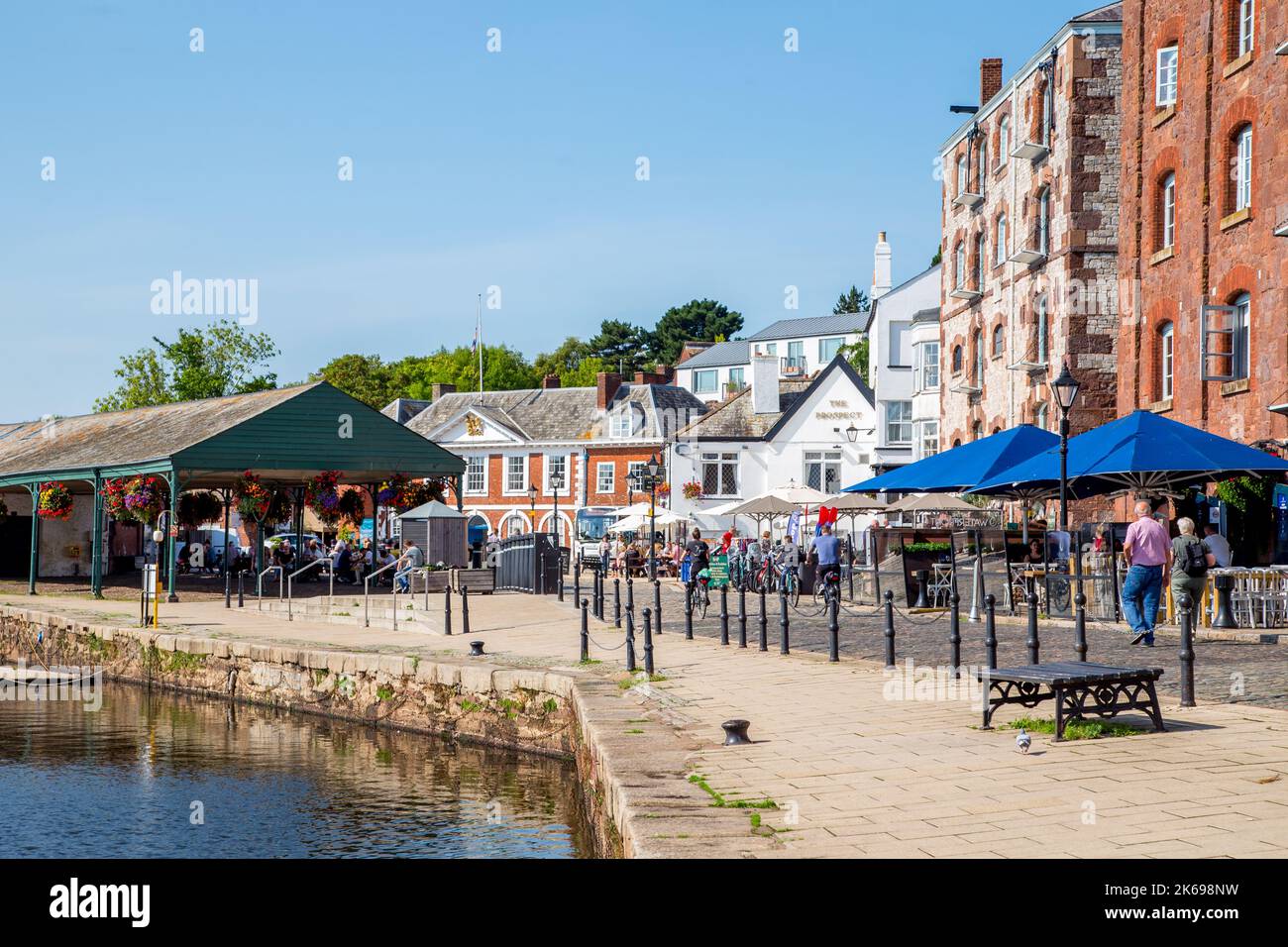 Geschäfte und Cafés am Fluss Ex in Exeter Quay, Exeter, Devon Stockfoto