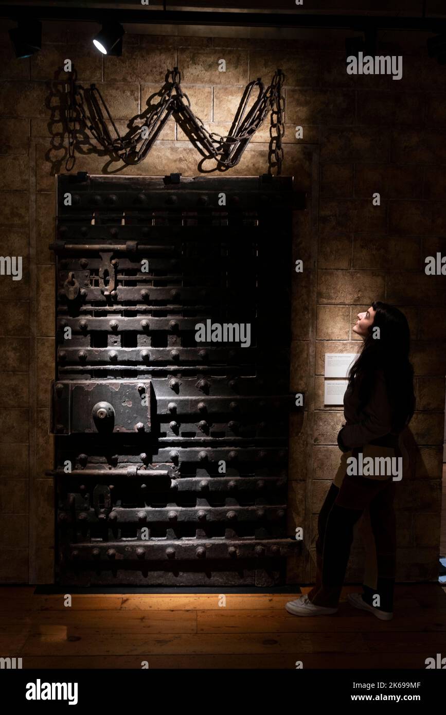 REDAKTIONELLE VERWENDUNG NUR Eine private Ansicht der Hinrichtungsausstellung im Museum of London Docklands, die am Freitag, dem 14. Oktober, eröffnet wurde und die 700-jährige Geschichte der öffentlichen Bestrafung in London erkundet. Bilddatum: Mittwoch, 12. Oktober 2022. Stockfoto