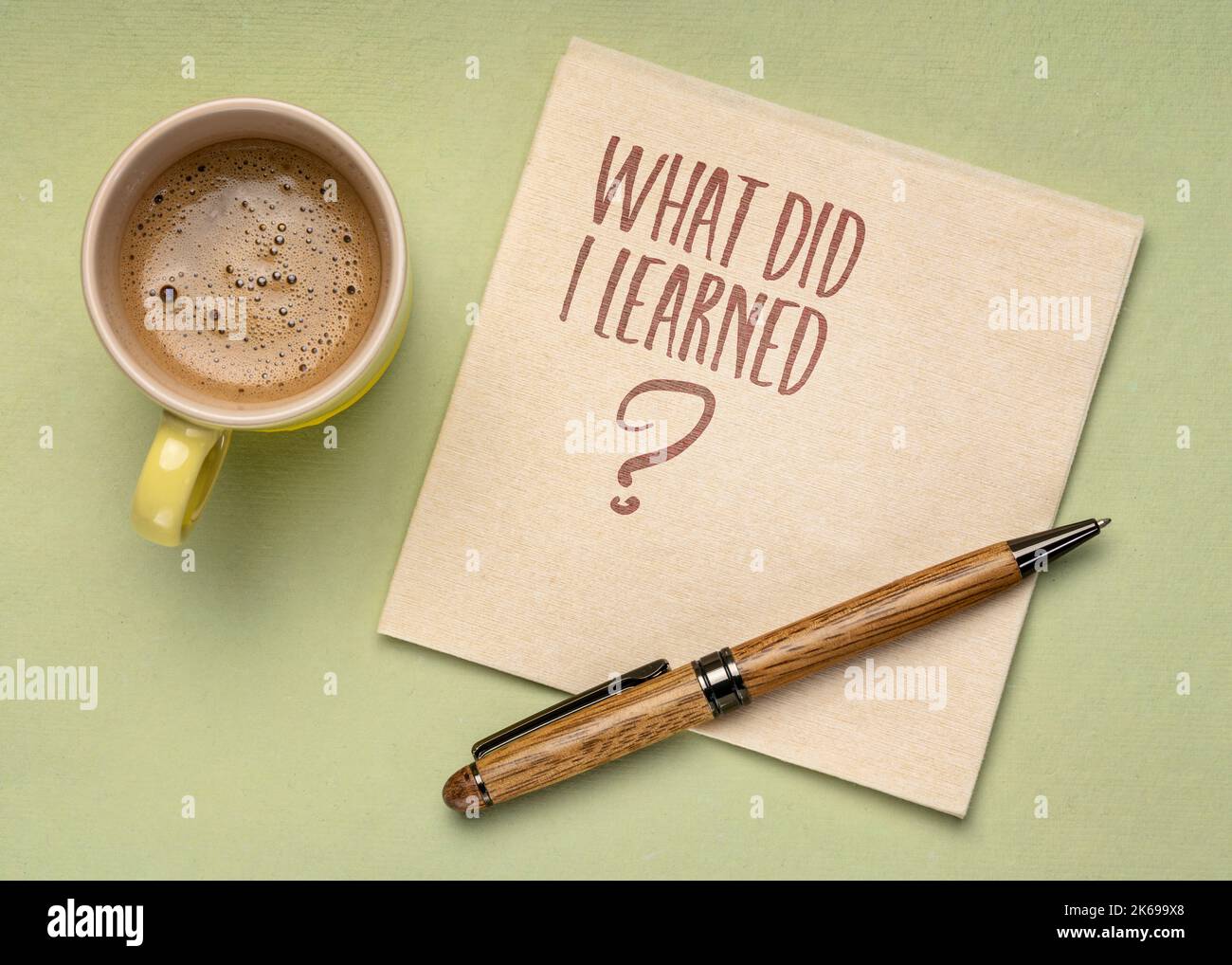 Was habe ich gelernt? Handschrift auf Serviette mit einer Tasse Kaffee. Lern-, Erfahrungs- und Bildungskonzept. Stockfoto