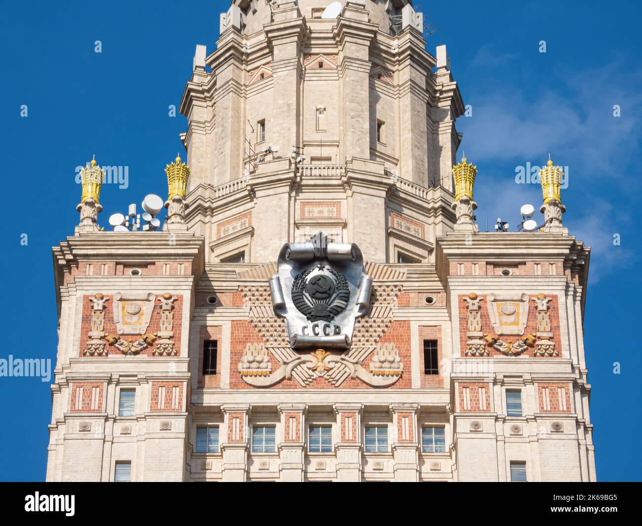Moskau, Russland - 1. Mai 2019: Bild des Staatswappens der UdSSR. Dekorelemente des Hauptgebäudes der Staatlichen Universität Moskau Stockfoto