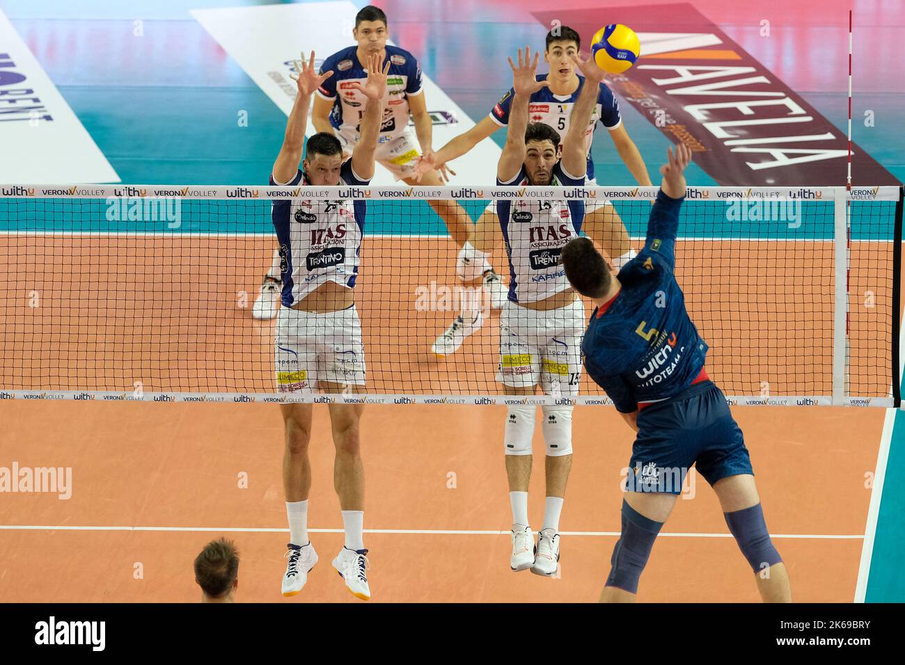 Verona, Italien. 8.. Oktober 2022. Spiel der italienischen SuperLega Volleyball Meisterschaft zwischen WithU Verona und ITAS Trentino. Stockfoto