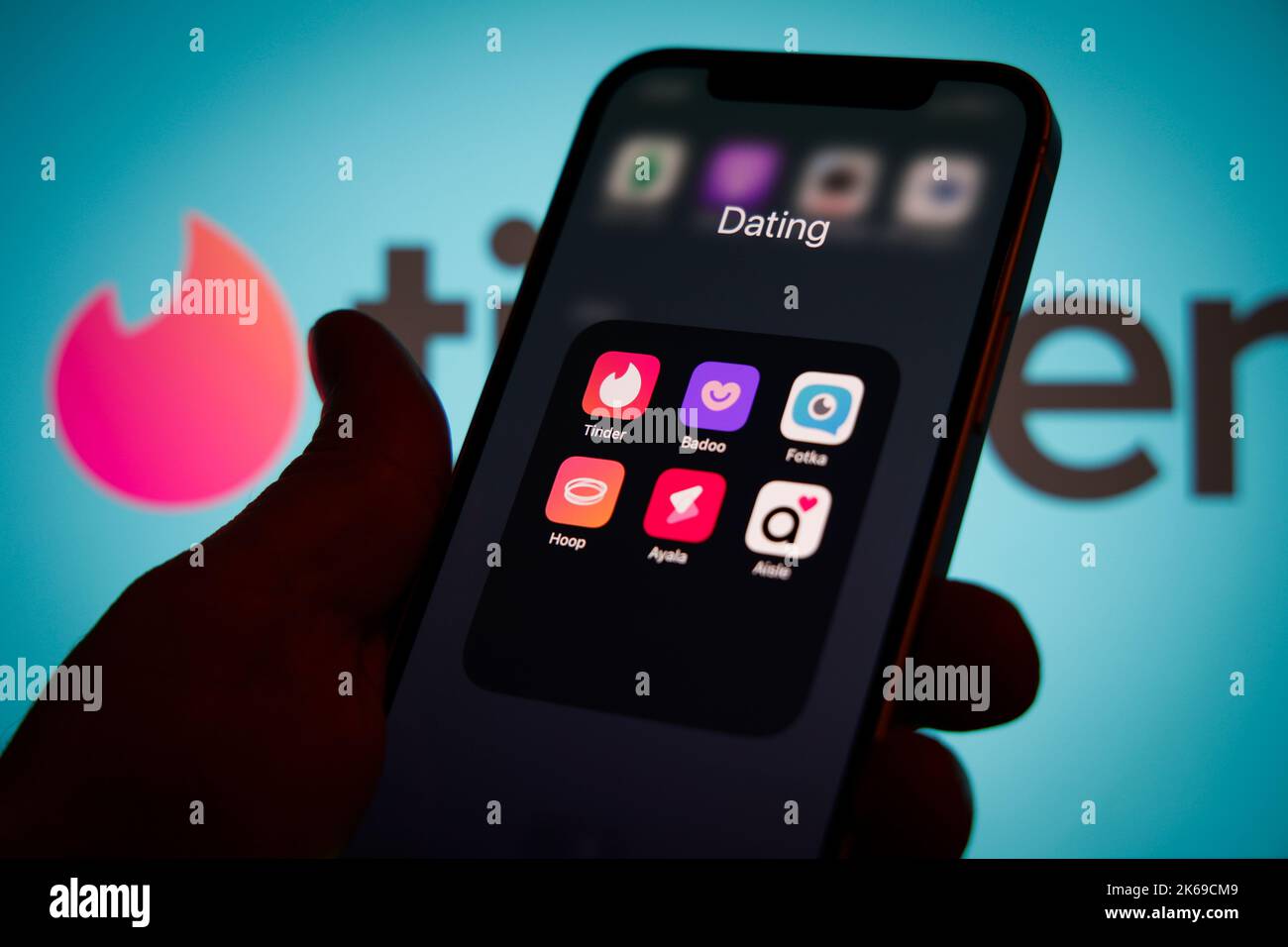 Die Tinder-App ist auf einem mobilen iPhone-Gerät auf diesem Illustrationsfoto am 12. Oktober 2022 in Warschau, Polen, zu sehen. Stockfoto