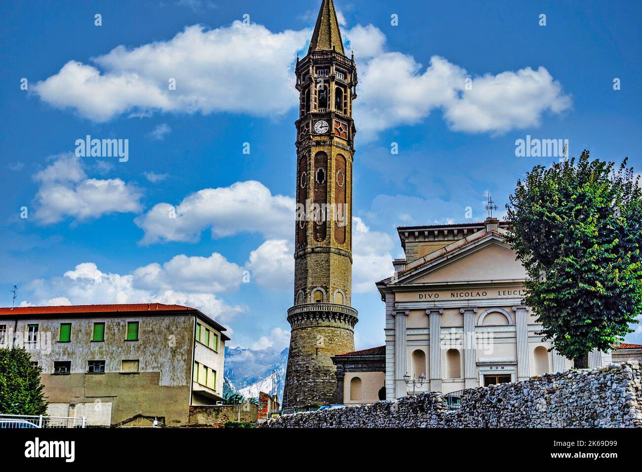 Der Glockenturm der Basilika San Nicolò, Lecco, Italien. Dem Heiligen Nikolaus, dem Schutzpatron von Lecco, gewidmet. Stockfoto