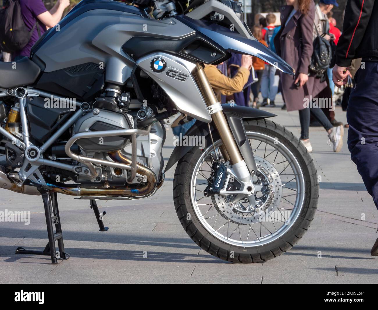 Moskau, Russland - 1. Mai 2019: Aussichtsplattform auf den Sparrow Hills. Fragment des R1200GS, eines der BMW GS Familie von Dual-Sport-Motorrädern mit Stockfoto