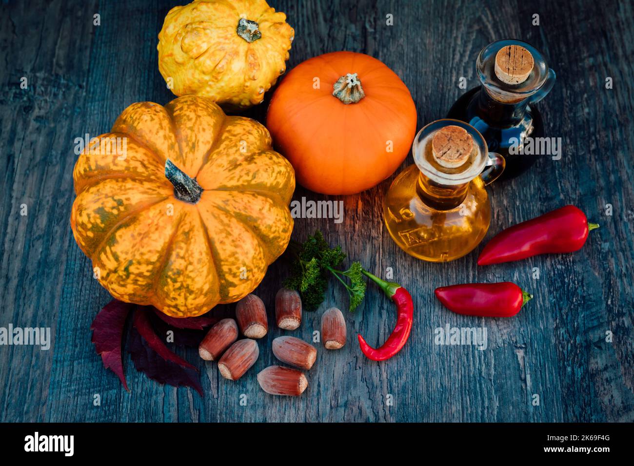 Herbstgemüse und Obst auf einem Holztisch im Garten. Herbstfest Stockfoto