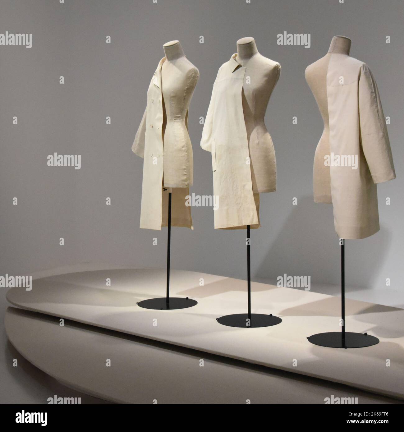 Getaria, Spanien - 22. März 2022: Hochmoderne Kleidungsstücke werden im Balenciaga Museum, Getaria, Baskenland, ausgestellt Stockfoto