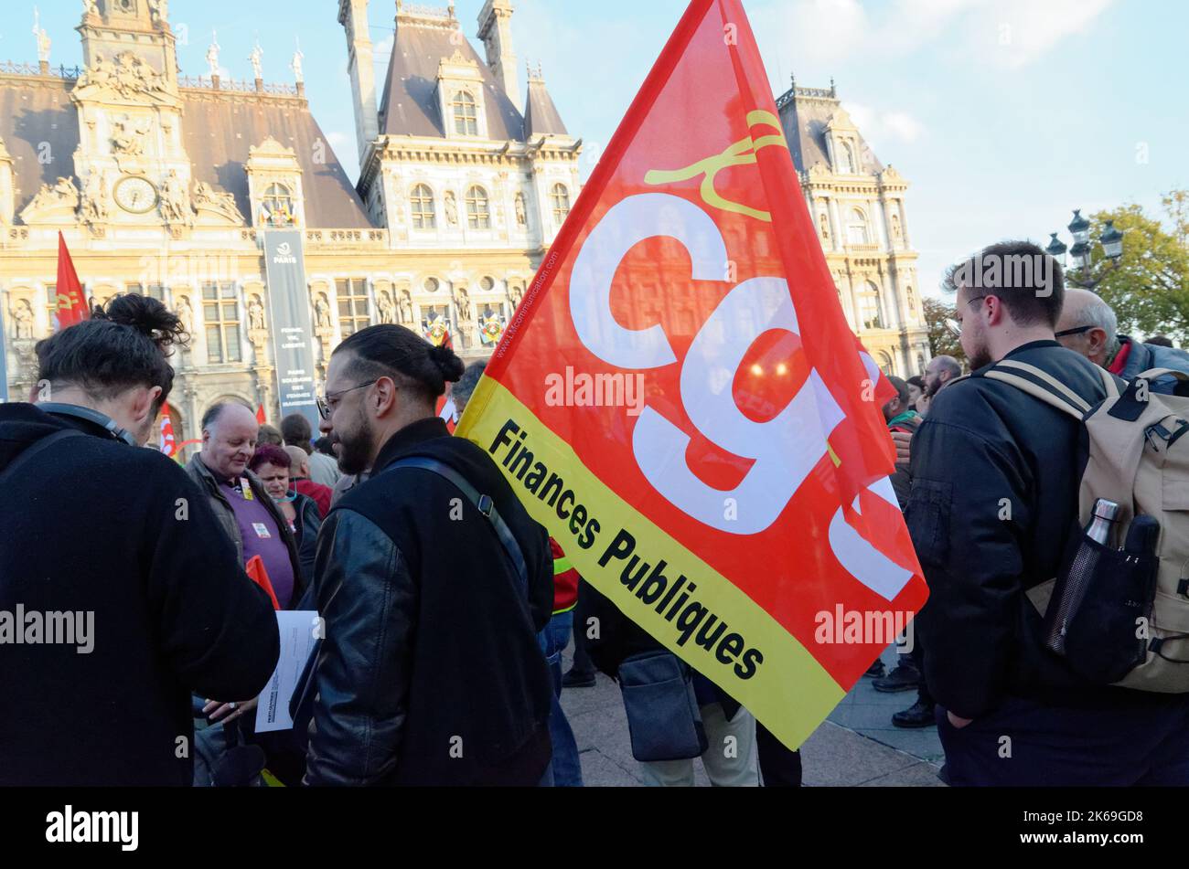 Als Reaktion auf den Angriff des Ministers E.Borne auf das Streikrecht trafen sich Gewerkschaften und linke Parteien vor dem Pariser Rathaus Stockfoto