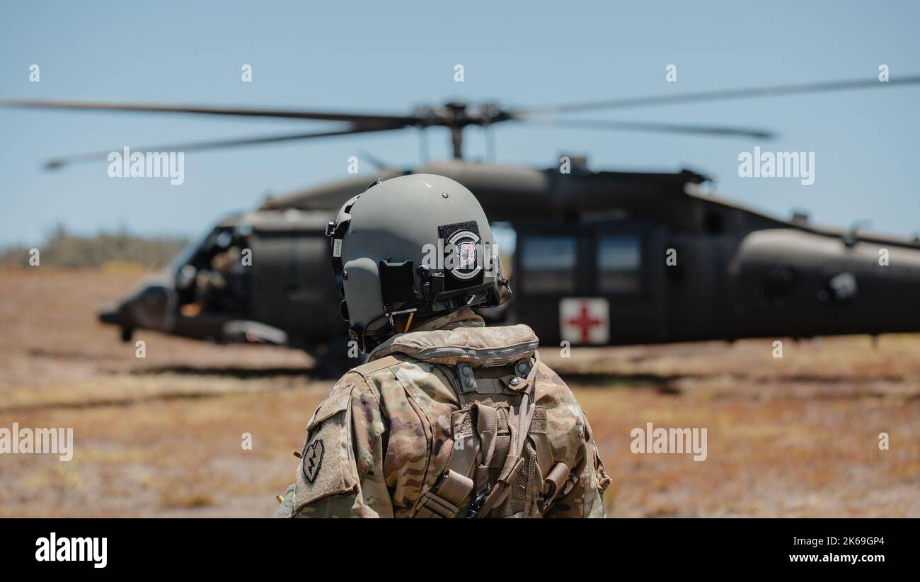 Soldaten, die dem Kampfteam der Infanteriebrigade 2. zugewiesen wurden, nehmen an verschiedenen Missionen der Operation Nakoa Fleek in Schofield Barracks, Hi., Teil Die Operation NAKOA FLEEK ist eine zweiwöchige mehrstufige Übung, die die Fähigkeits-Set-Integration (CSI) der Brigade validieren, tödliche Unternehmen, Truppen und Batterien ausbilden und zertifizieren sowie die Erhaltungskapazität der Krieger in einem dynamischen und komplexen Schlachtfeld gegen einen denkenden und reagierenden Feind ausüben soll. Stockfoto