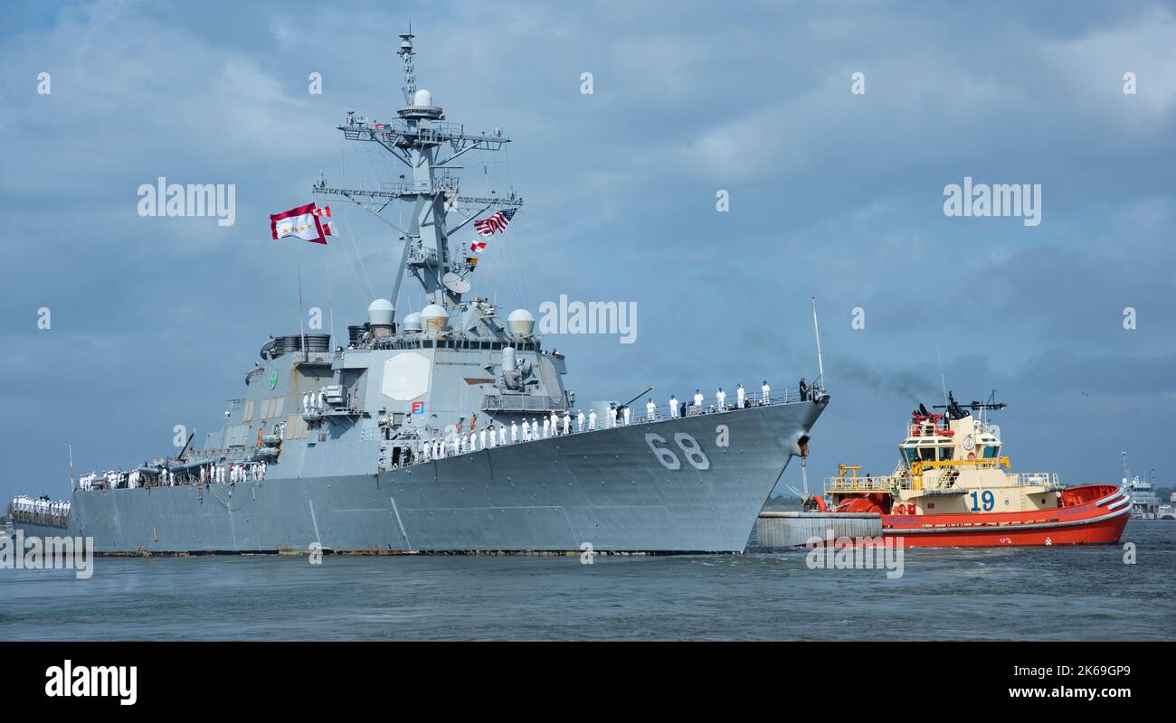MARINESTÜTZPUNKT MAYPORT, Florida (Okt. 11, 2022) der Arleigh Burke-Klasse Lenkraketen-Zerstörer USS the Sullivans (DDG 68) verlässt seinen Heimathafen Naval Station Mayport, Florida, am 11. Oktober 2022, zu einem geplanten Einsatz. Das Schiff wurde zu Ehren der fünf Brüder aus Waterloo, Iowa, benannt, die während des Zweiten Weltkriegs auf der USS Juneau gedient und umgekommen waren (USA Navy-Foto von David Holmes/veröffentlicht) Stockfoto