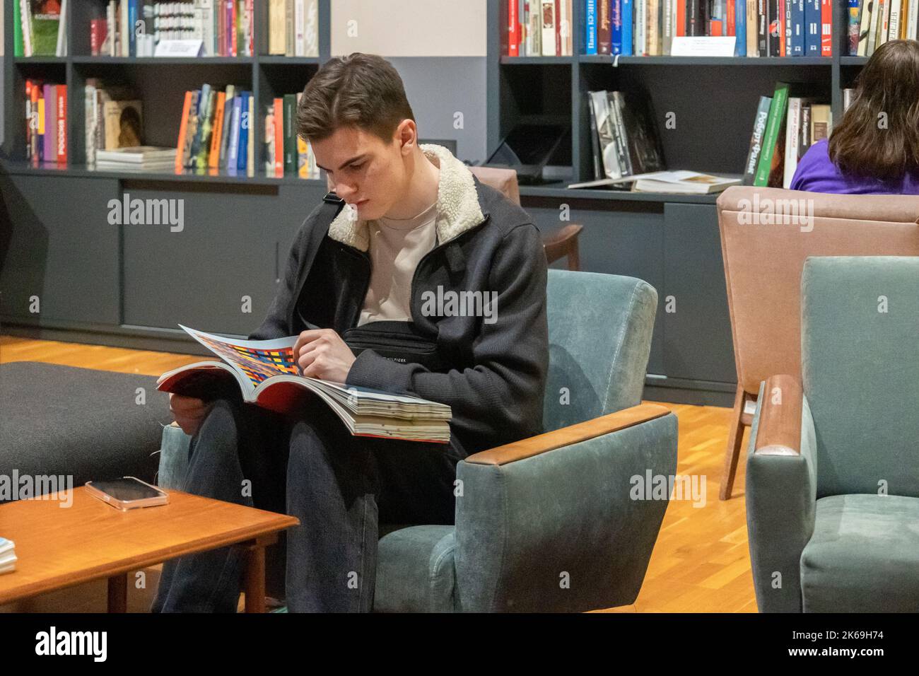 Moskau, Russland - 2. April 2022: Staatliche Neue Tretjakow-Galerie auf Krymsky Val. Öffentliche Bibliothek mit Lesesaal und Medien. Moderne zeitgenössische Kunst Stockfoto