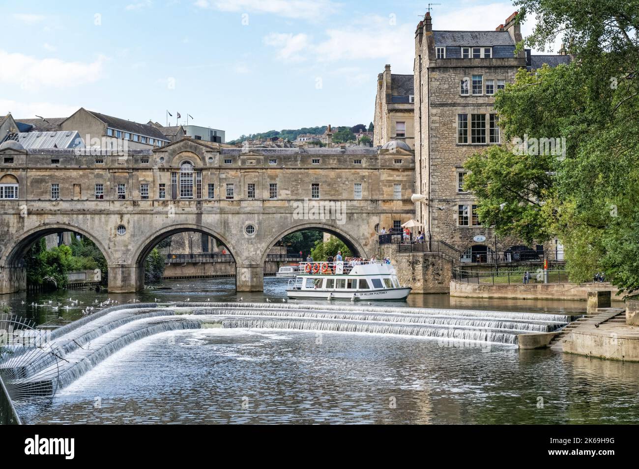 Pulteney Bridge und Pulteney Wehr auf den Fluss Avon in Bath, Somerset England United Kingdom UK Stockfoto