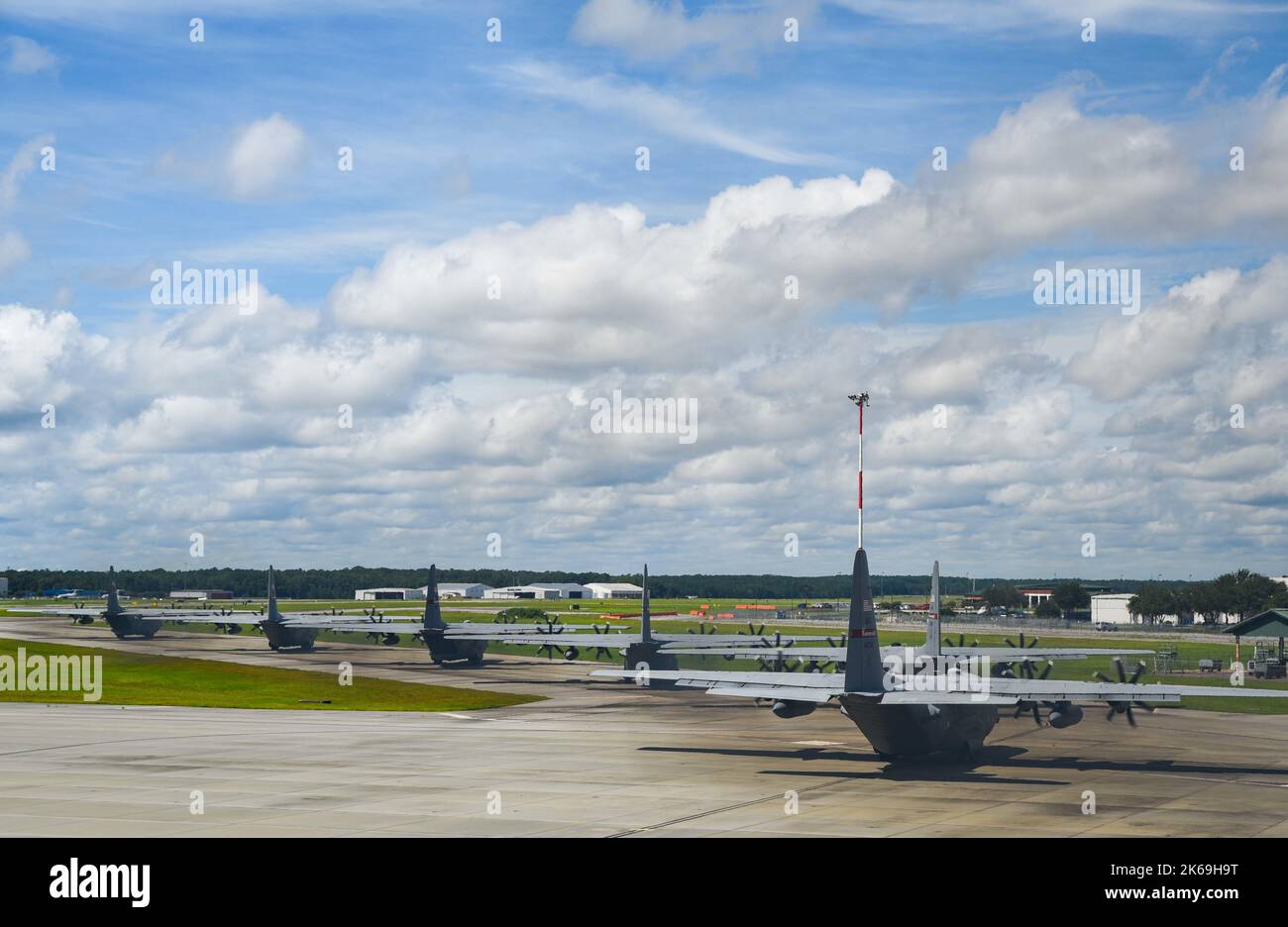 Sechs C-130H-Flugzeuge des 165.-Luftlift-Flügels, Georgia Air National Guard, nehmen an einem Elefantenspaziergang Teil, um vor dem Start am 11. September 2022 in Savannah, Georgia, die Kraft und die neuen Modifikationen des Flugzeugs zu präsentieren. Die gesamte AW-Flotte von C-130H-Flugzeugen aus dem Jahr 165. wurde mit NP-2000-Propellern mit acht Rotorblättern und T-56 3,5-Motoren modernisiert. Die acht-Blatt-Propeller bieten mehr Leistung und Effizienz bei gleichzeitiger Reduzierung des Wartungsaufwehers. (USA Foto der Air National Guard von Kapitän Joseph Truschelli) Stockfoto