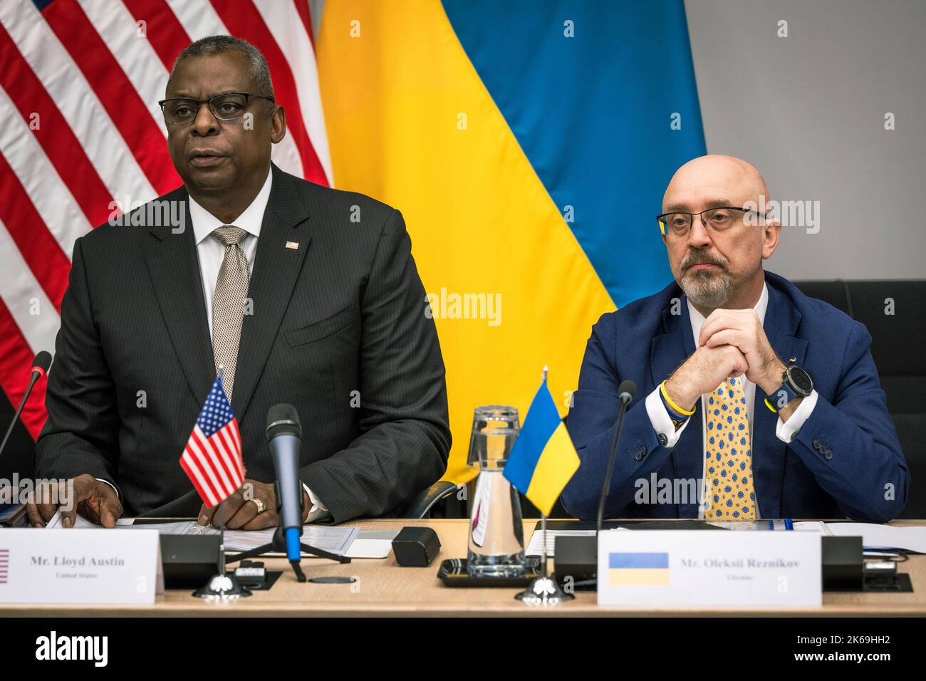 Verteidigungsminister Lloyd J. Austin III und der ukrainische Verteidigungsminister Oleksii Reznikov beim Treffen der ukrainischen Verteidigungskontaktgruppe im NATO-Hauptquartier, Brüssel, Belgien, am 12. Oktober 2022. Dies ist das sechste derartige Treffen von Verteidigungsführern aus der ganzen Welt seit Russlands unprovozierter und ungerechtfertigter Invasion der Ukraine. (DoD-Foto von Chad J. McNeeley) Stockfoto