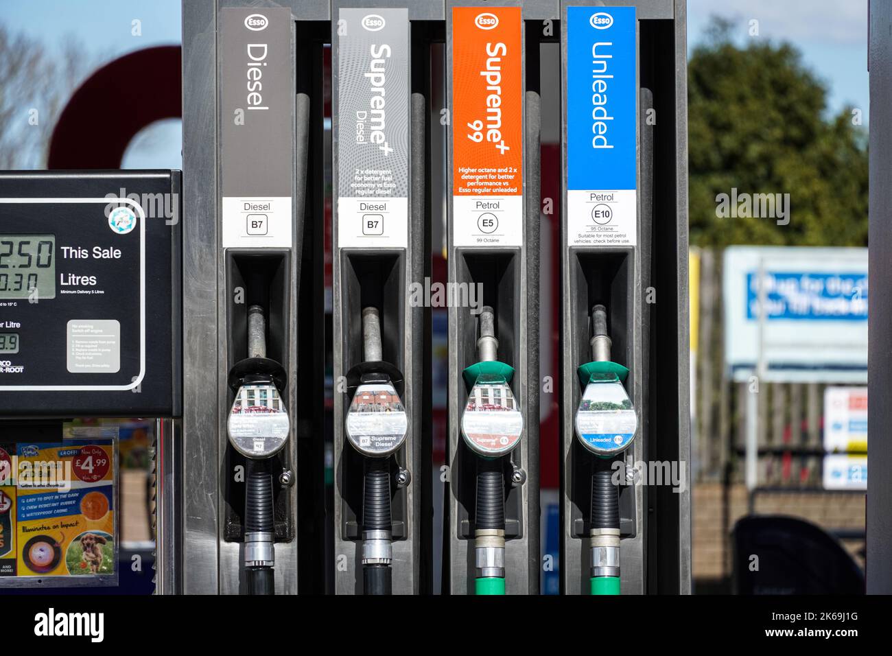 Diesel- und Benzinpumpe an der Tankstelle in London, England, Großbritannien, Großbritannien Stockfoto