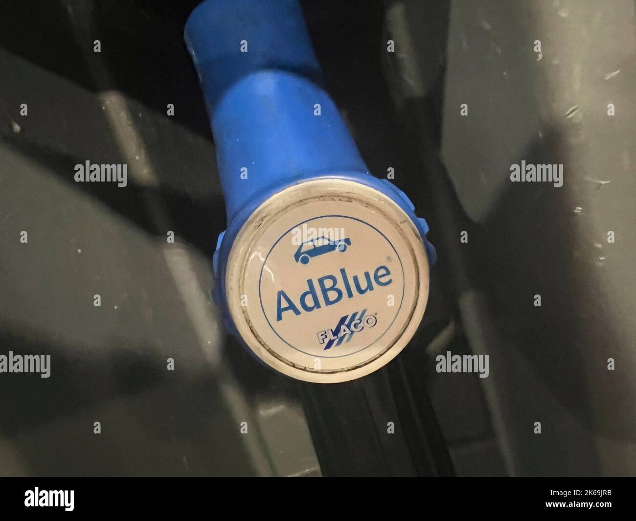 AdBlue-Schriftzug auf einer Kraftstoffdüse, Feature, symbolisches Foto, Randmotiv, Themenfoto AdBlue-Füllung, Lieferprobleme, Produktionsausfall AdBlue spielt beim AdBlue-Hersteller SKW eine entscheidende Rolle bei der Reduzierung von Stickoxiden im Abgas von Dieselmotoren mit sogenannten SCR-Katalysatoren. ?SVEN SIMON Photo Agency GmbH & Co. Press Photo KG # Princess-Luise-Str. 41 # 45479 M uelheim/R uhr # Tel 0208/9413250 # Fax. 0208/9413260 # GLS Bank # BLZ 430 609 67 # Konto 4030 025 100 # IBAN DE75 4306 0967 4030 0251 00 # BIC GENODEM1GLS # www.svensimon.net. Stockfoto