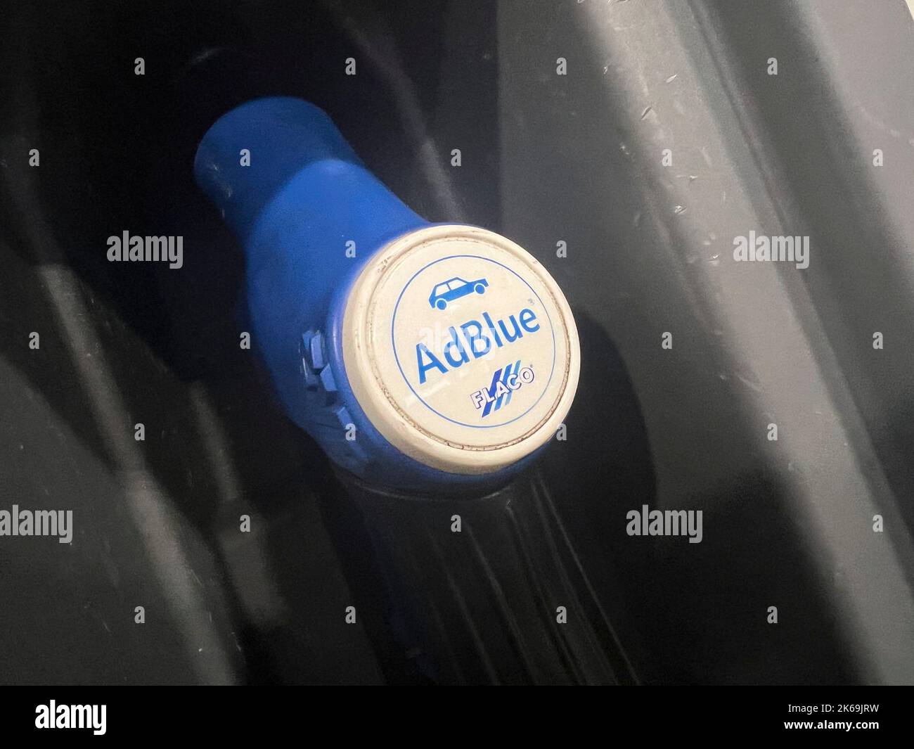 AdBlue-Schriftzug auf einer Kraftstoffdüse, Feature, symbolisches Foto, Randmotiv, Themenfoto AdBlue-Füllung, Lieferprobleme, Produktionsausfall AdBlue spielt beim AdBlue-Hersteller SKW eine entscheidende Rolle bei der Reduzierung von Stickoxiden im Abgas von Dieselmotoren mit sogenannten SCR-Katalysatoren. ?SVEN SIMON Photo Agency GmbH & Co. Press Photo KG # Princess-Luise-Str. 41 # 45479 M uelheim/R uhr # Tel 0208/9413250 # Fax. 0208/9413260 # GLS Bank # BLZ 430 609 67 # Konto 4030 025 100 # IBAN DE75 4306 0967 4030 0251 00 # BIC GENODEM1GLS # www.svensimon.net. Stockfoto