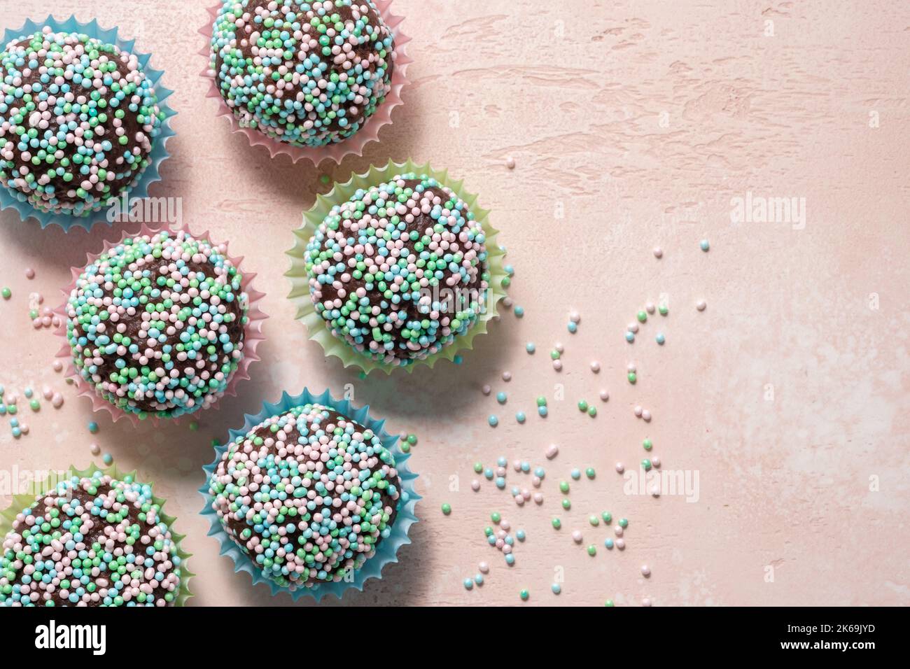 Schokoladenkugel mit bunten Zuckerstreuseln bedeckt Stockfoto