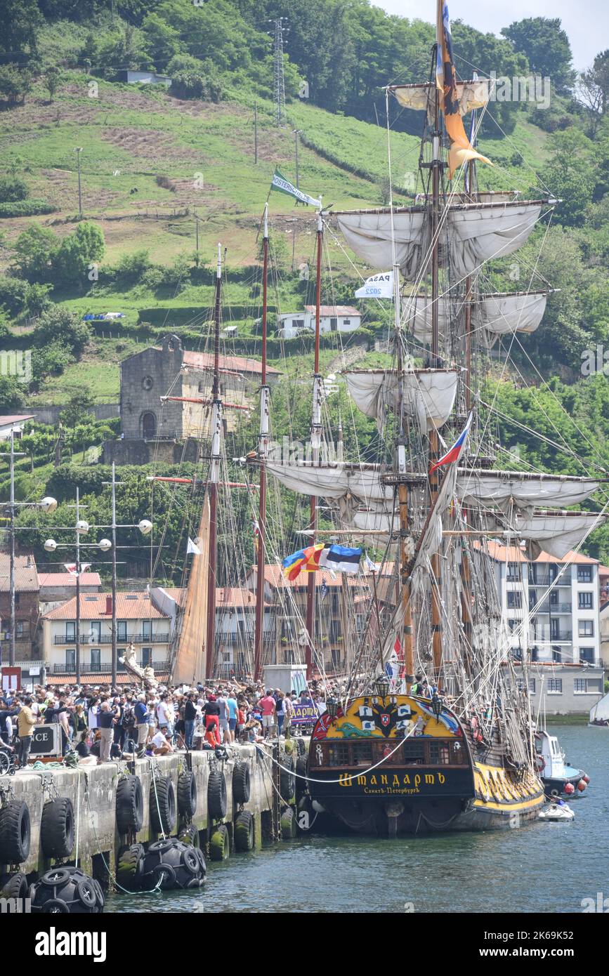 Pasaia, Spanien - 27. Mai 2022: Hochschiffe und Segelboote beim Pasaia Maritime Festival, Gipzukoa, Spanien Stockfoto