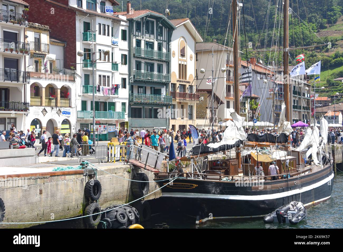 Pasaia, Spanien - 27. Mai 2022: Hochschiffe und Segelboote beim Pasaia Maritime Festival, Gipzukoa, Spanien Stockfoto